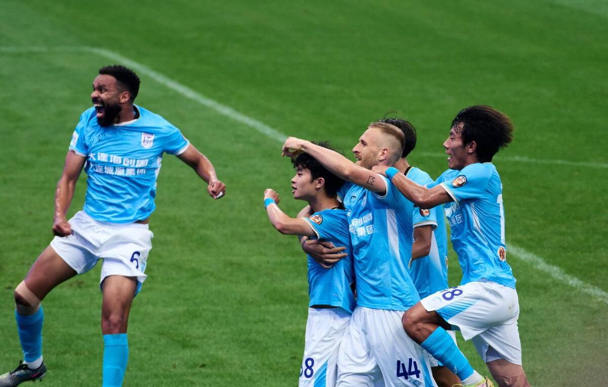 关于精心布局！球员们在场上紧张角逐争取进球的信息