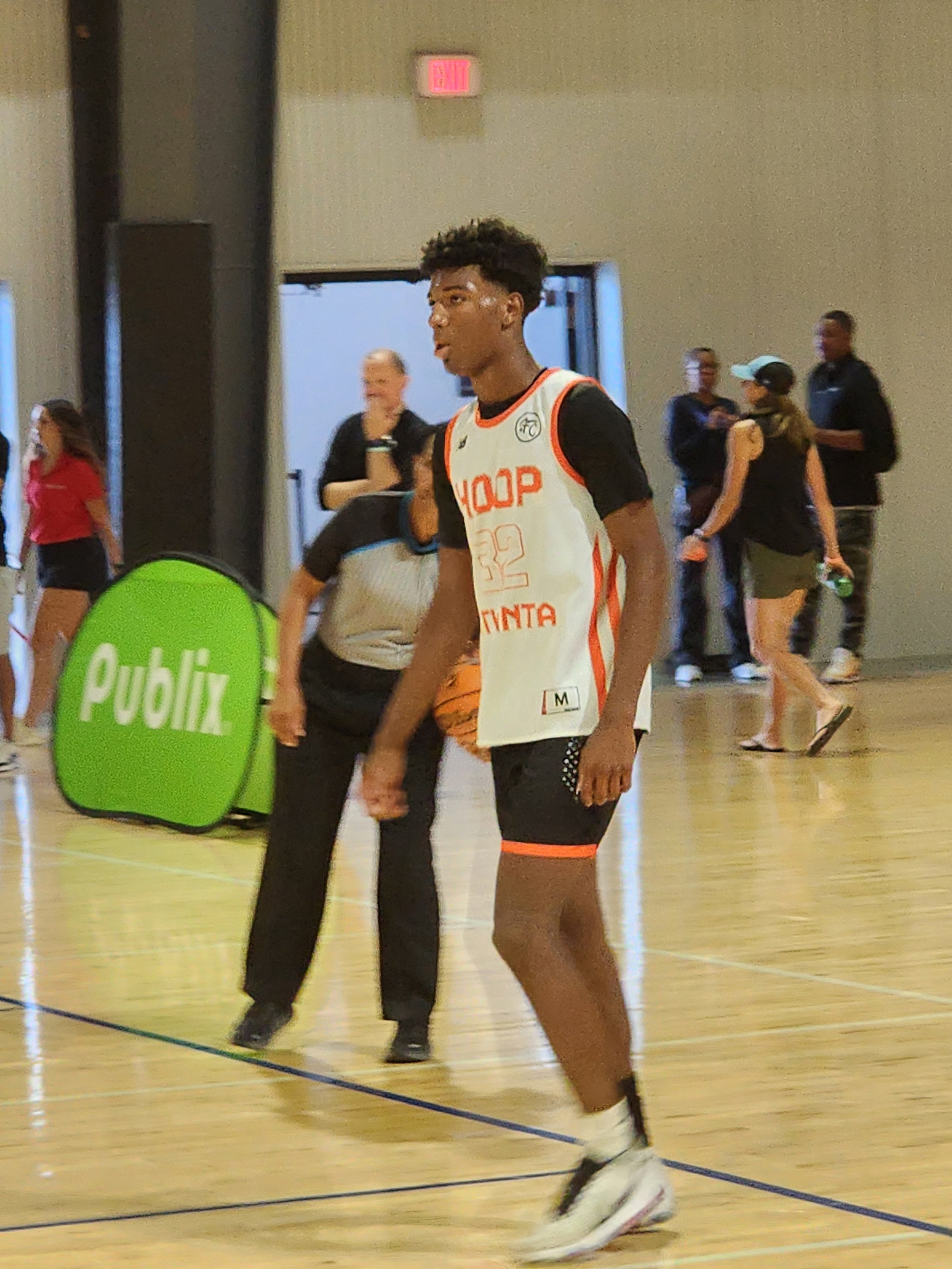 开云APP-优秀球员崭露头角，引领球队冲刺冠军梦