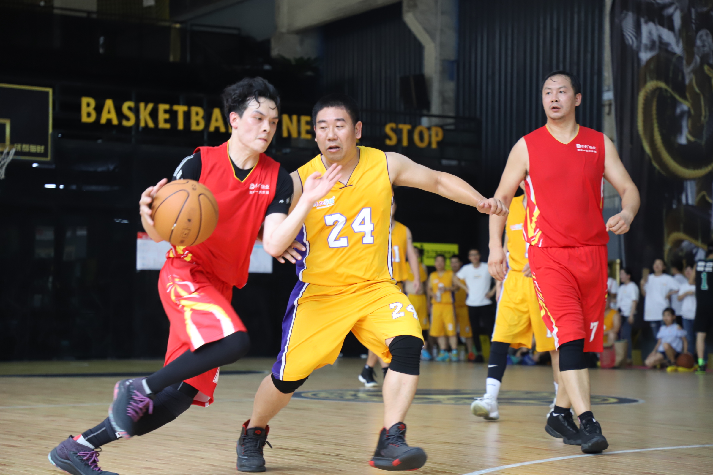 关于全球篮球明星齐聚一堂,助力球队力争佳绩的信息 关于全球篮球明星齐聚一堂,助力球队力争佳绩的信息