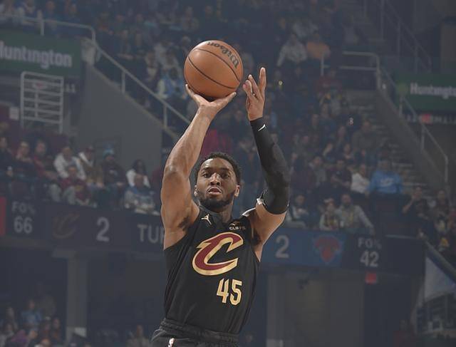 纽约尼克斯惨遭克利夫兰骑士反击，争夺积分领先权的简单介绍