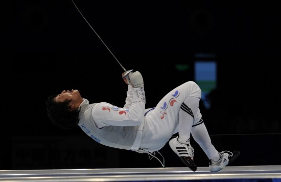韩国击剑选手奋力奋战，夺得银牌