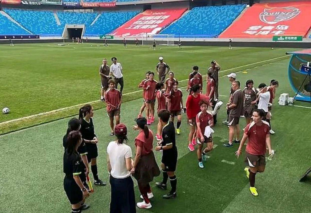 开云体育中国-女足技艺精湛赢得观众喝彩