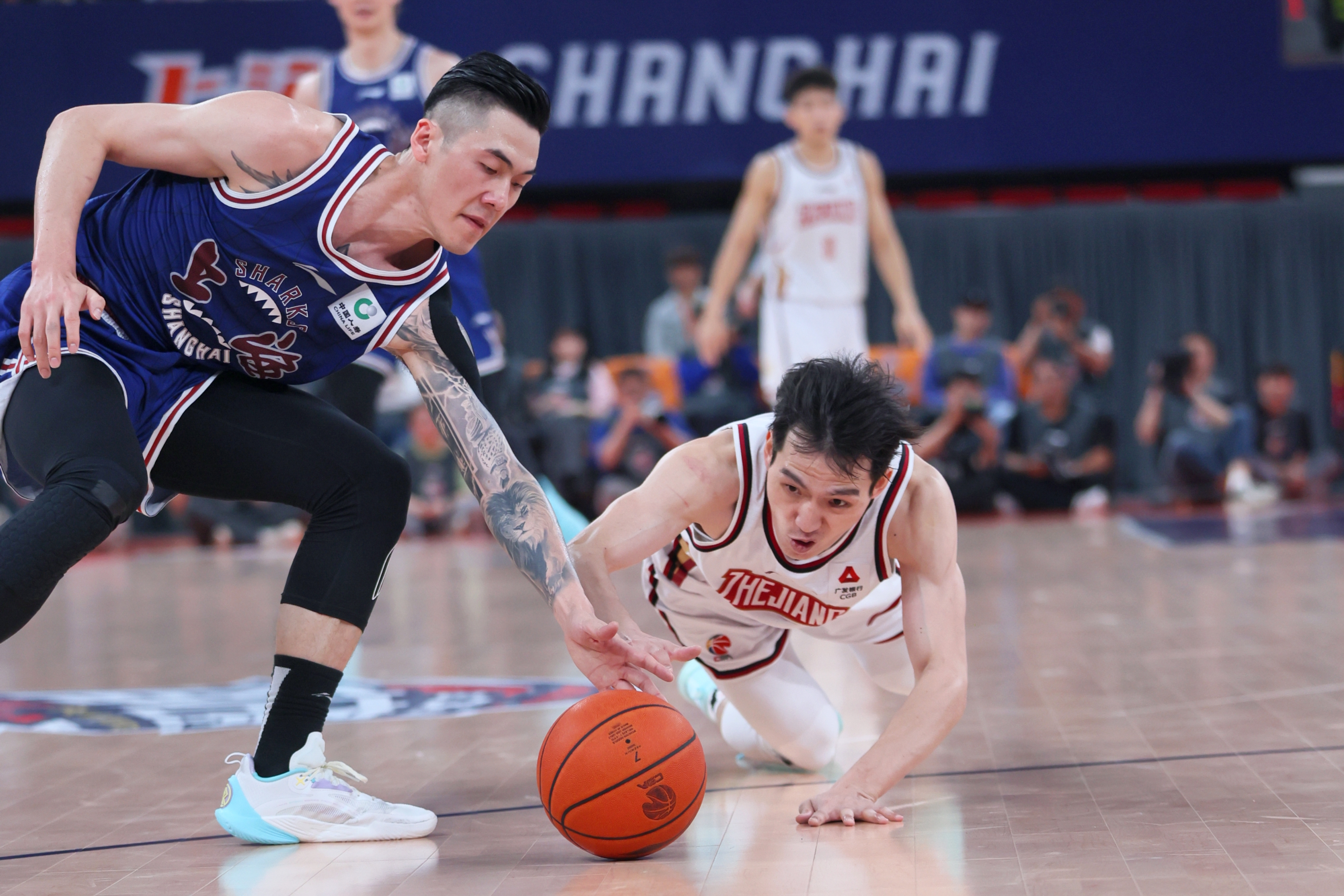 浙江男篮惊险战胜对手，取得关键胜利