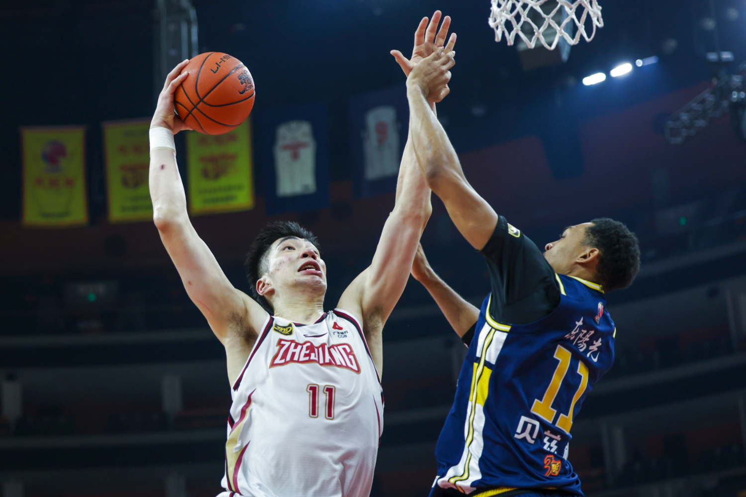 浙江男篮惊险战胜对手，取得关键胜利