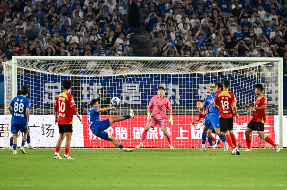 开云体育官方网站-足球联赛大战场上，多支球队积极备战