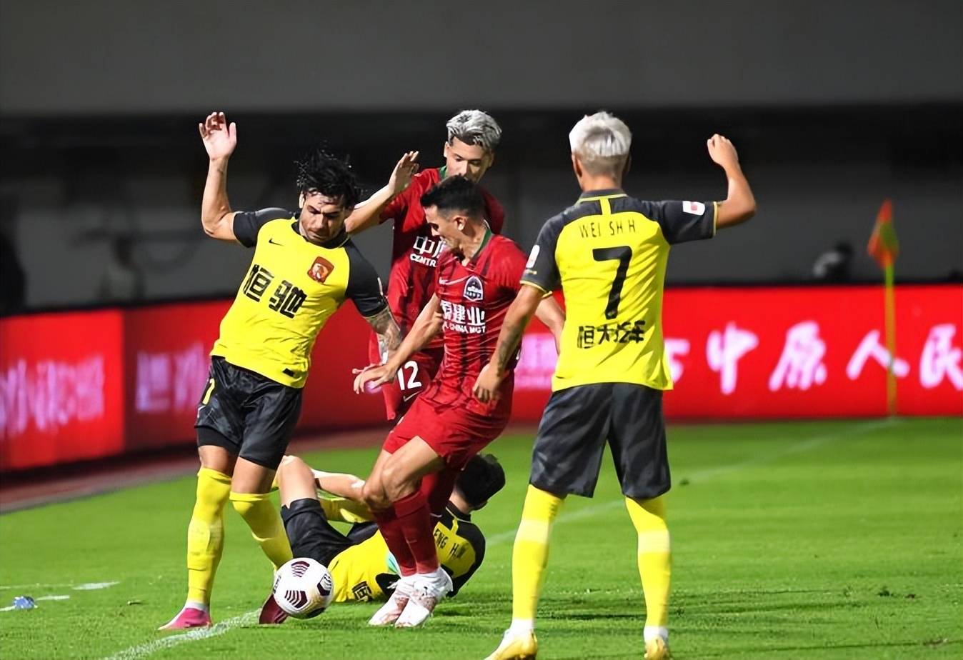 开云体育APP下载-鲁能客场奋力，成功跻身中超榜首！的简单介绍