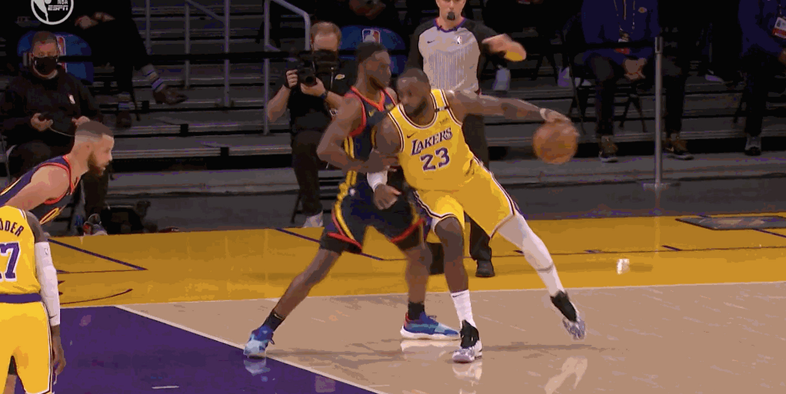 凯尔特人逆袭掘金，击败对手