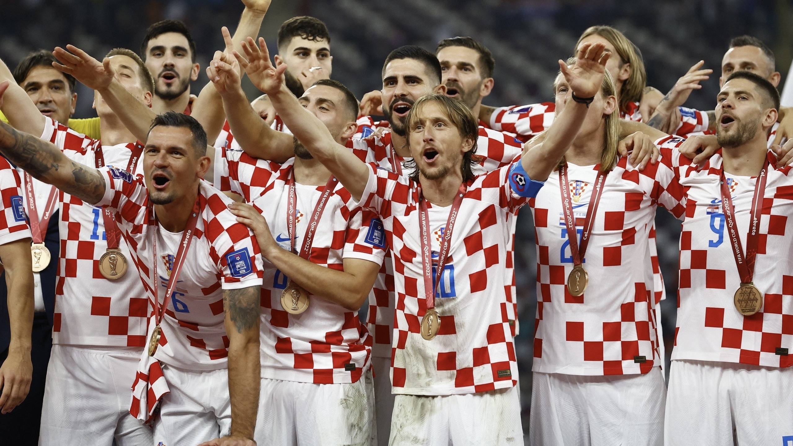 世界足球冠军争夺战：球队集结备战大赛