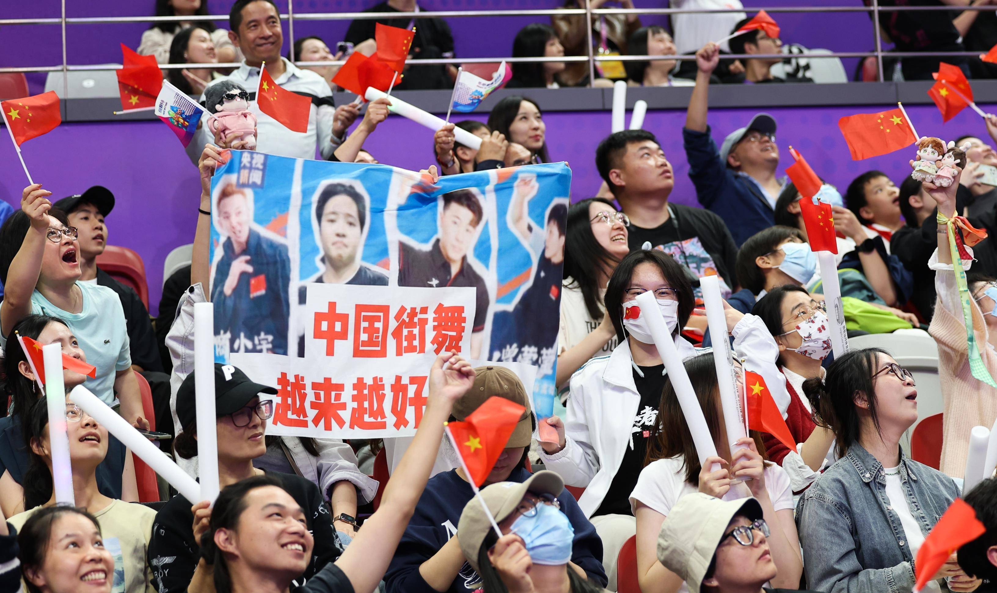 观众们沸腾尖叫，为选手加油助威