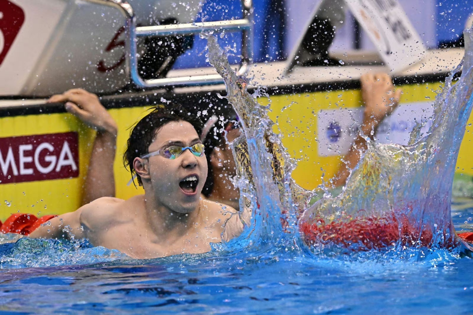 关于游泳决赛选手尽展实力,争夺头名的信息 关于游泳决赛选手尽展实力,争夺头名的信息