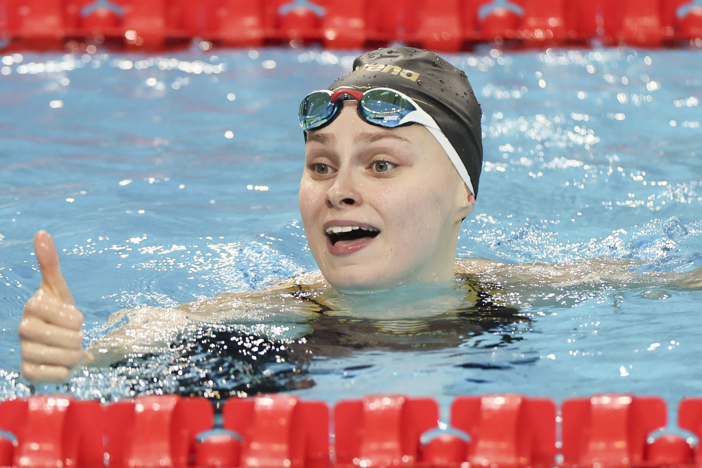 英国选手夺得游泳男子蝶泳冠军