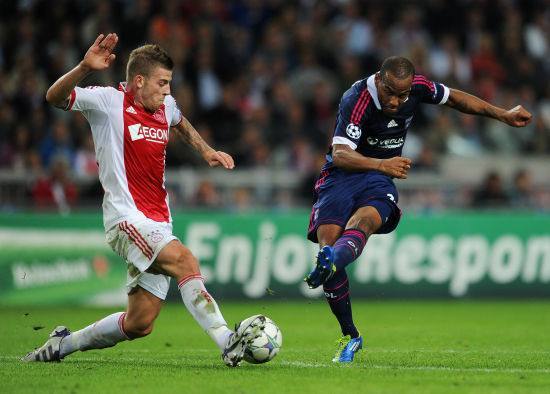 关于西班牙客场战平希腊，小组领先优势保持的信息