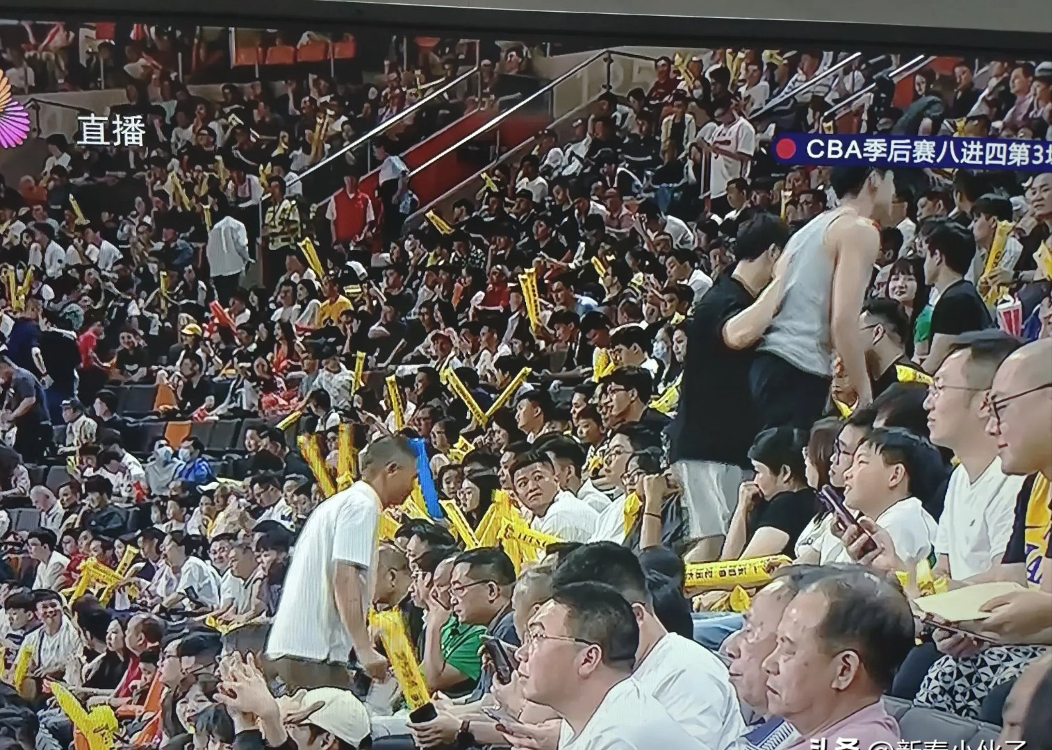 运动场上的激烈角逐让观众目不转睛 运动场上的激烈角逐让观众目不转睛