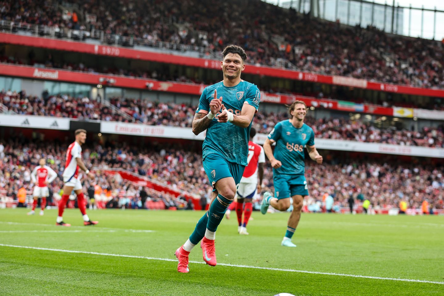 伯恩茅斯客场喜迎胜利，晋级希望大增的简单介绍