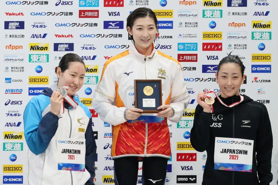 波兰游泳天才再创佳绩，登上领奖台