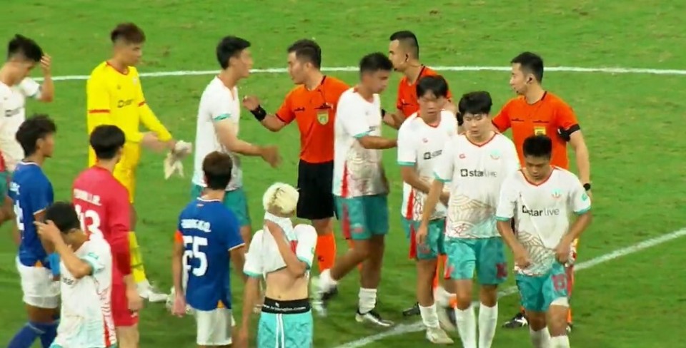 开云平台-包含建业主教练王宝山庆祝胜利的词条