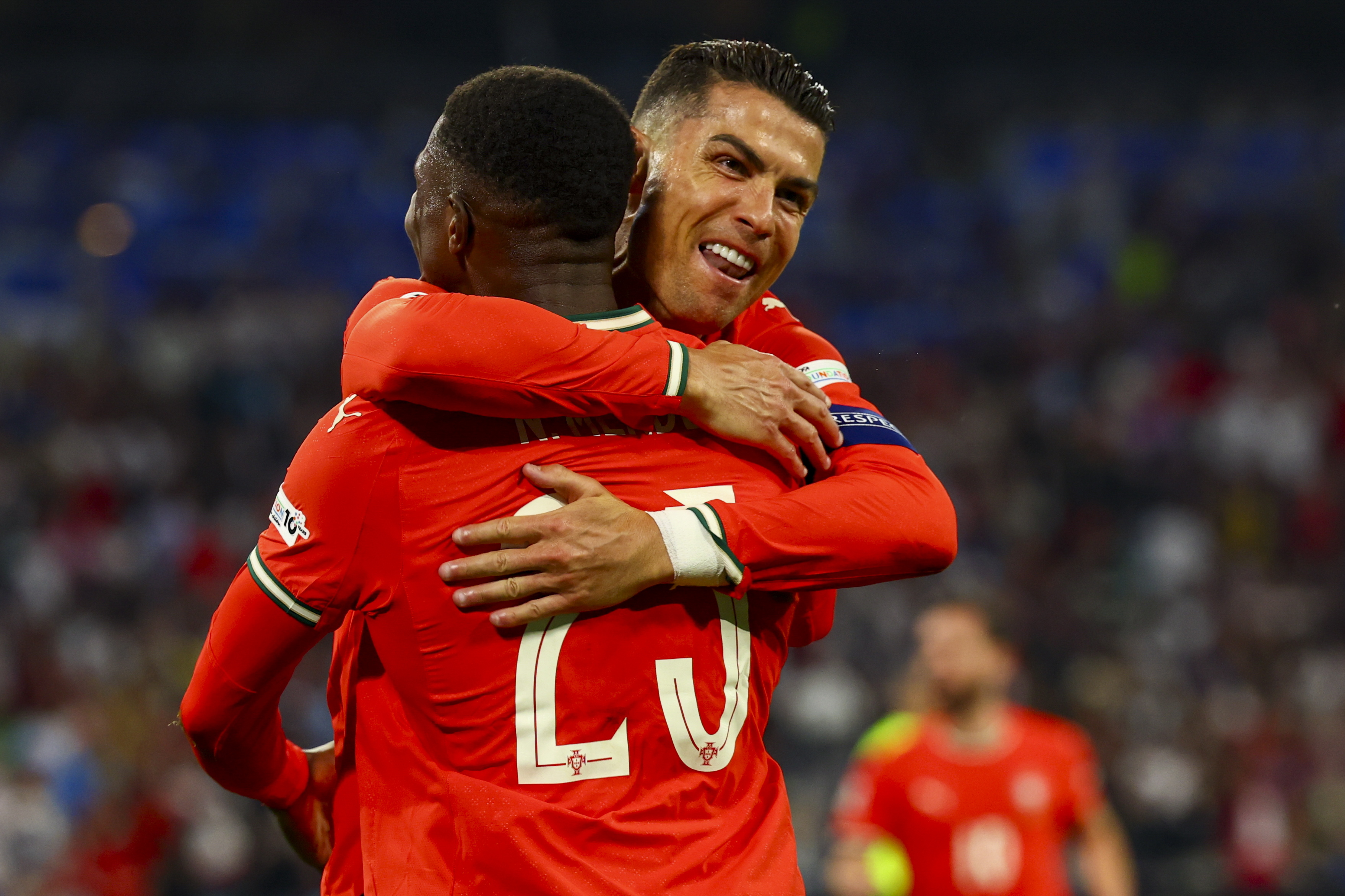 欧国联比赛惊艳瞬间：球员荣耀接力传承的简单介绍