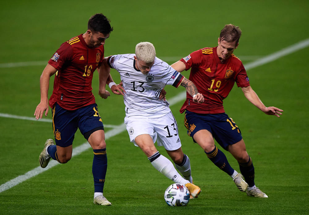 包含西班牙队独揽欧洲杯预选赛资格：丹麦悉数败绩的词条