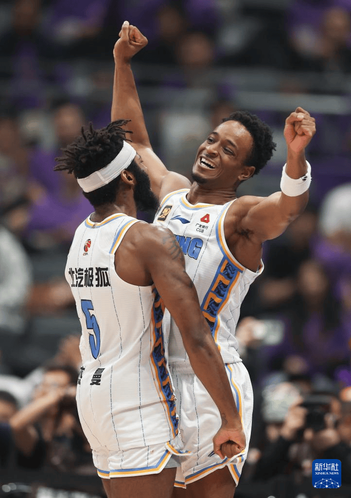 球员在世界各地篮球比赛中力争胜利