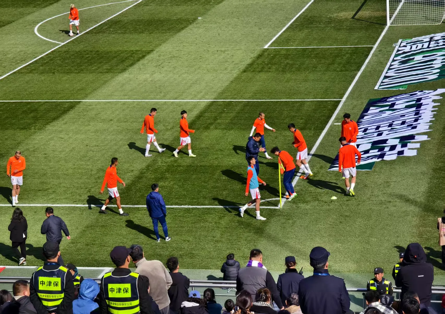 足球比赛强强对决,赛场紧张刺激 足球比赛强强对决,赛场紧张刺激