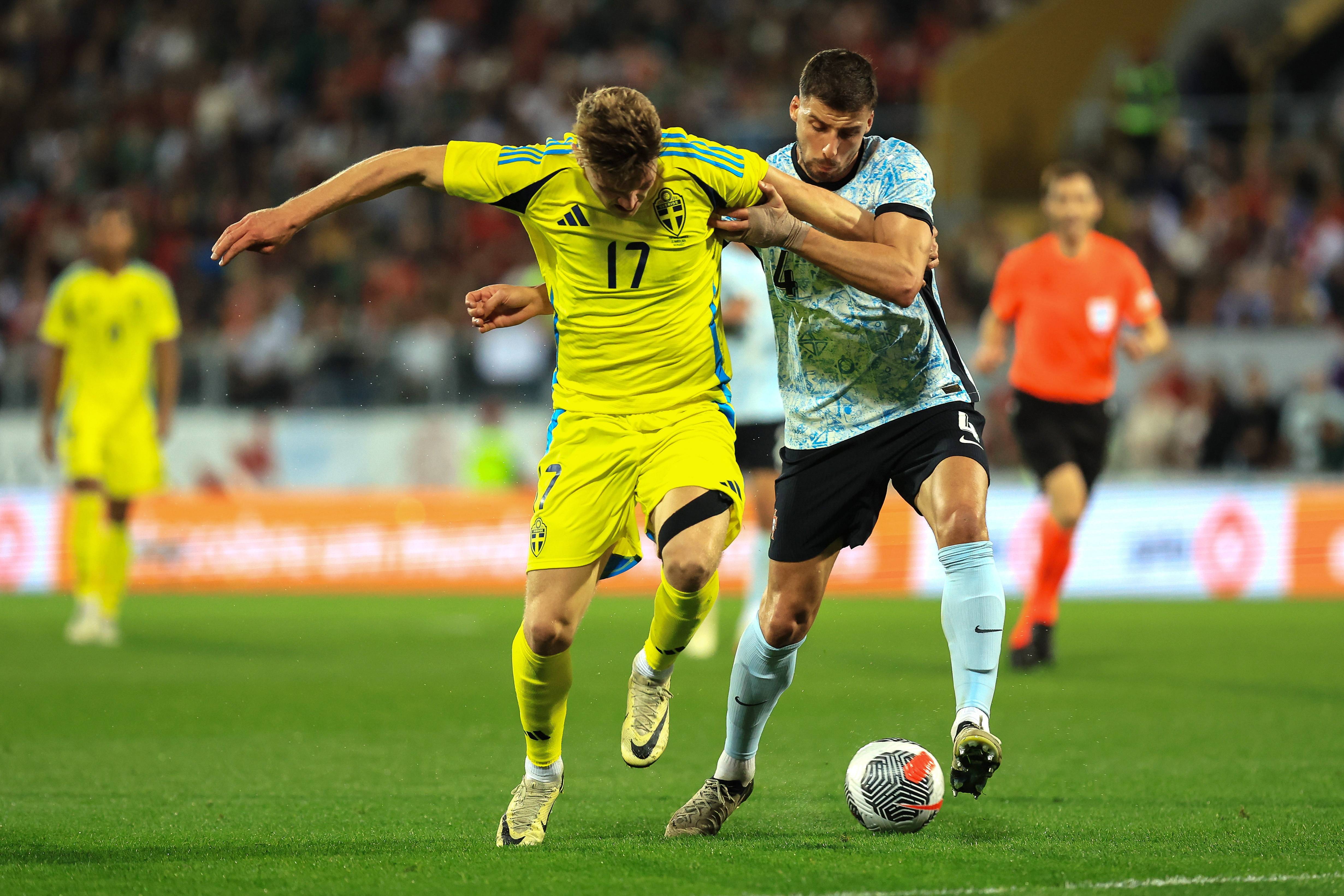 足球比赛强强对决,赛场紧张刺激 足球比赛强强对决,赛场紧张刺激