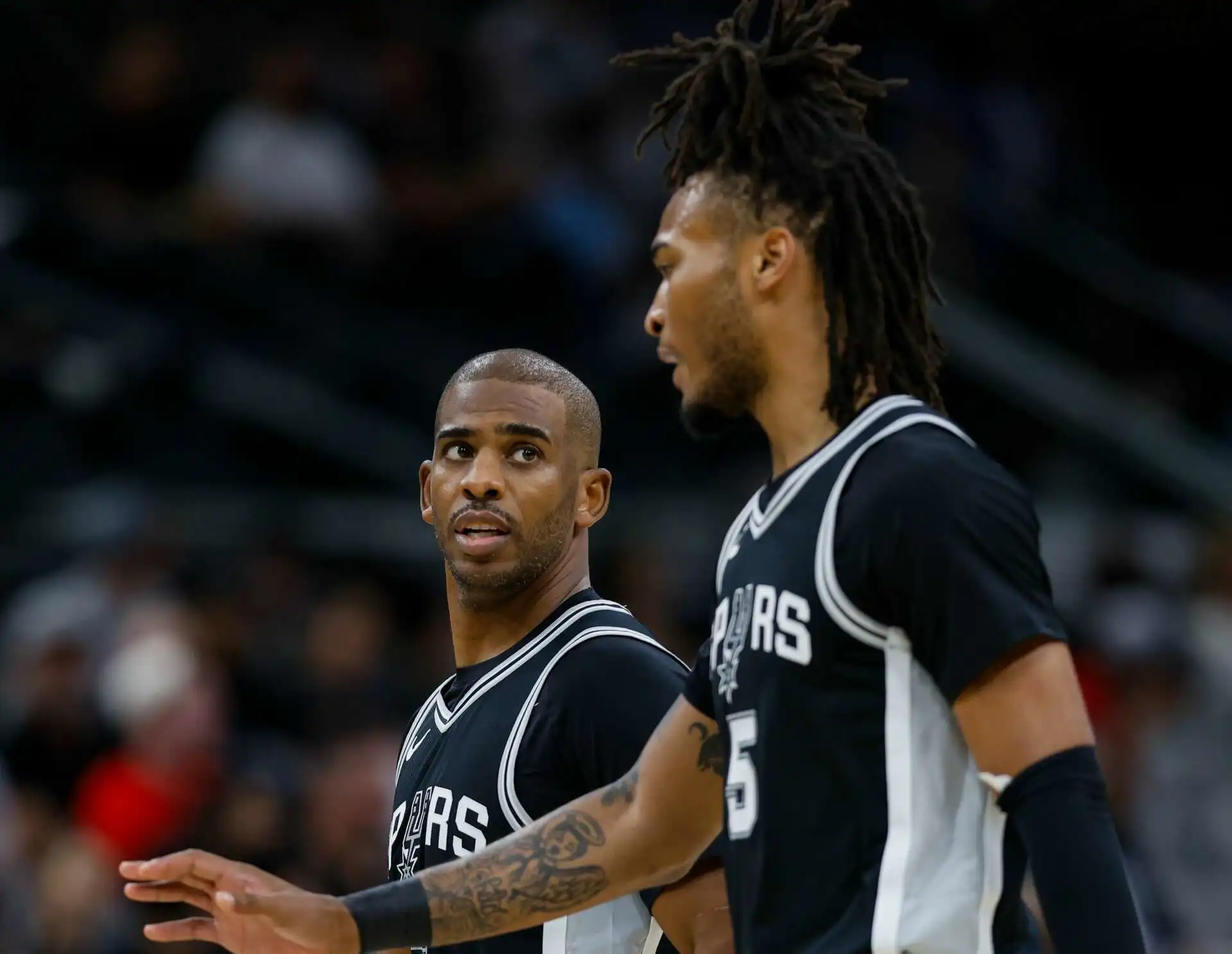 开云APP-马刺战胜爵士，德罗赞砍下29分表现出色