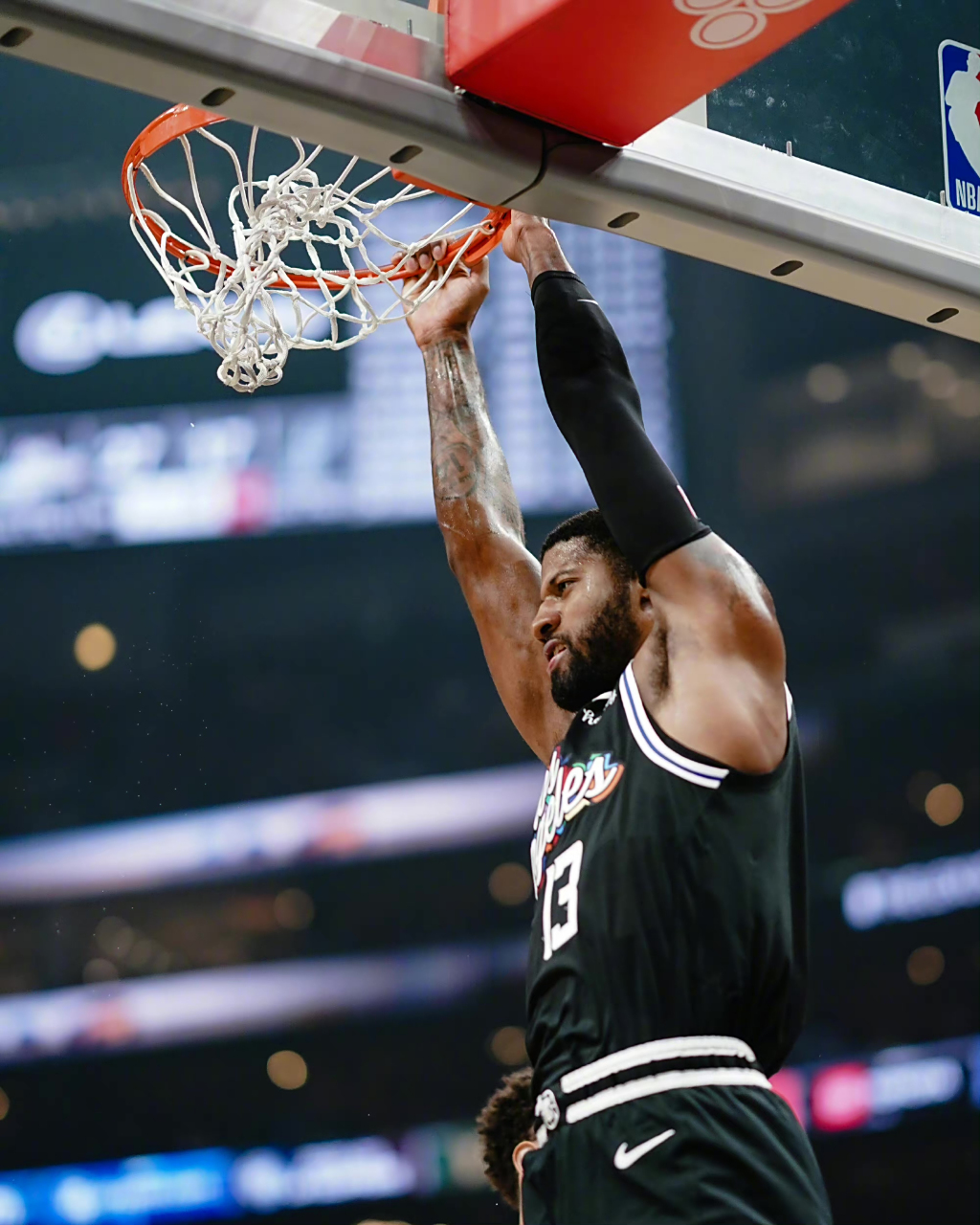 快船力克马刺,乔治28分表现抢眼 快船力克马刺,乔治28分表现抢眼