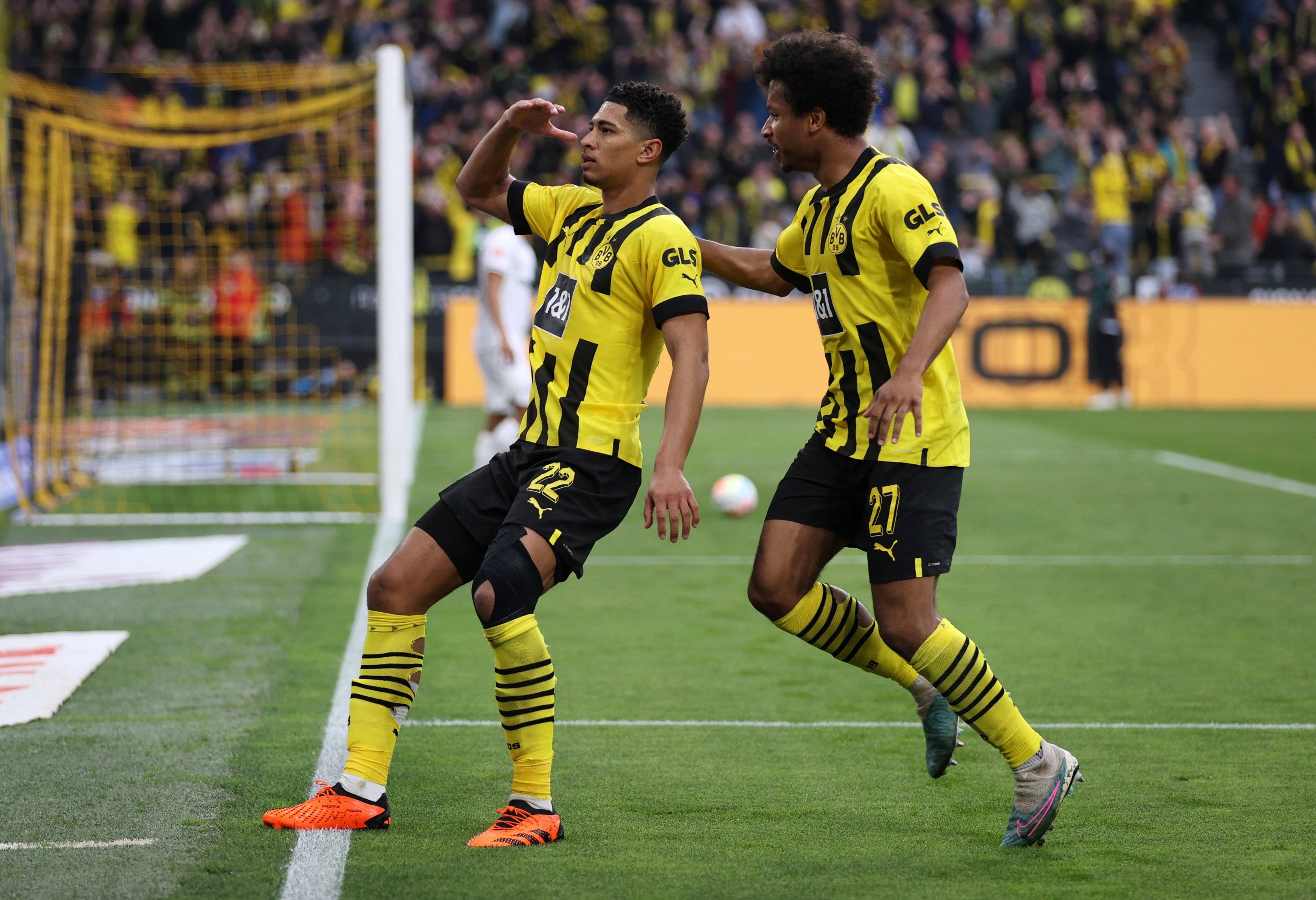 多特蒙德主场大胜，稳坐联赛榜首位置