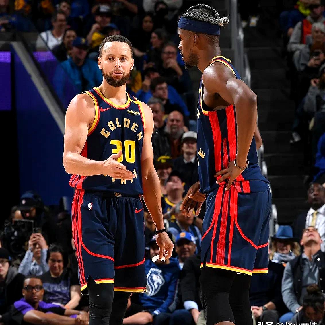 勇士队客场击败灰熊队,库里再度成为得分王 勇士队客场击败灰熊队,库里再度成为得分王