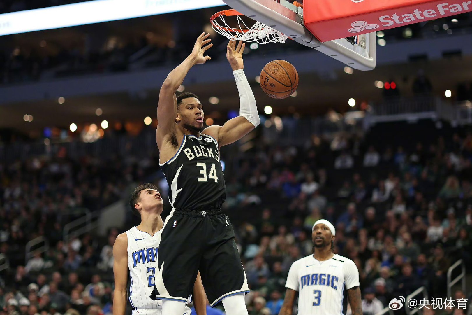 开云APP-NBA东部决赛：雄鹿队成功扭转局势占据领先