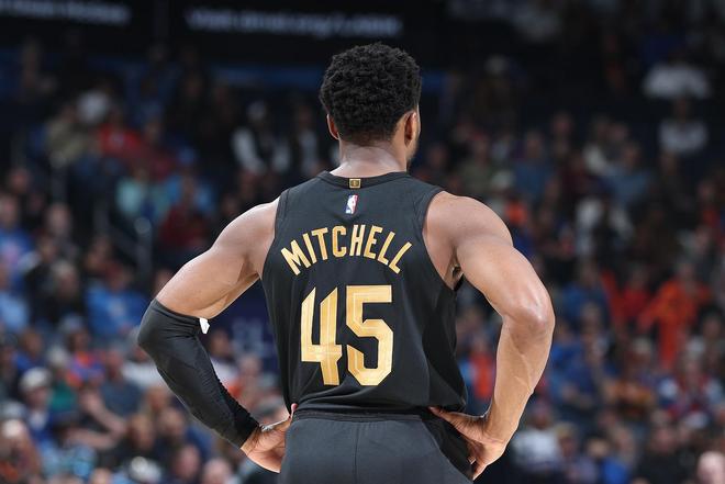 雷霆轻取上海队,米切尔点燃赛场 雷霆轻取上海队,米切尔点燃赛场